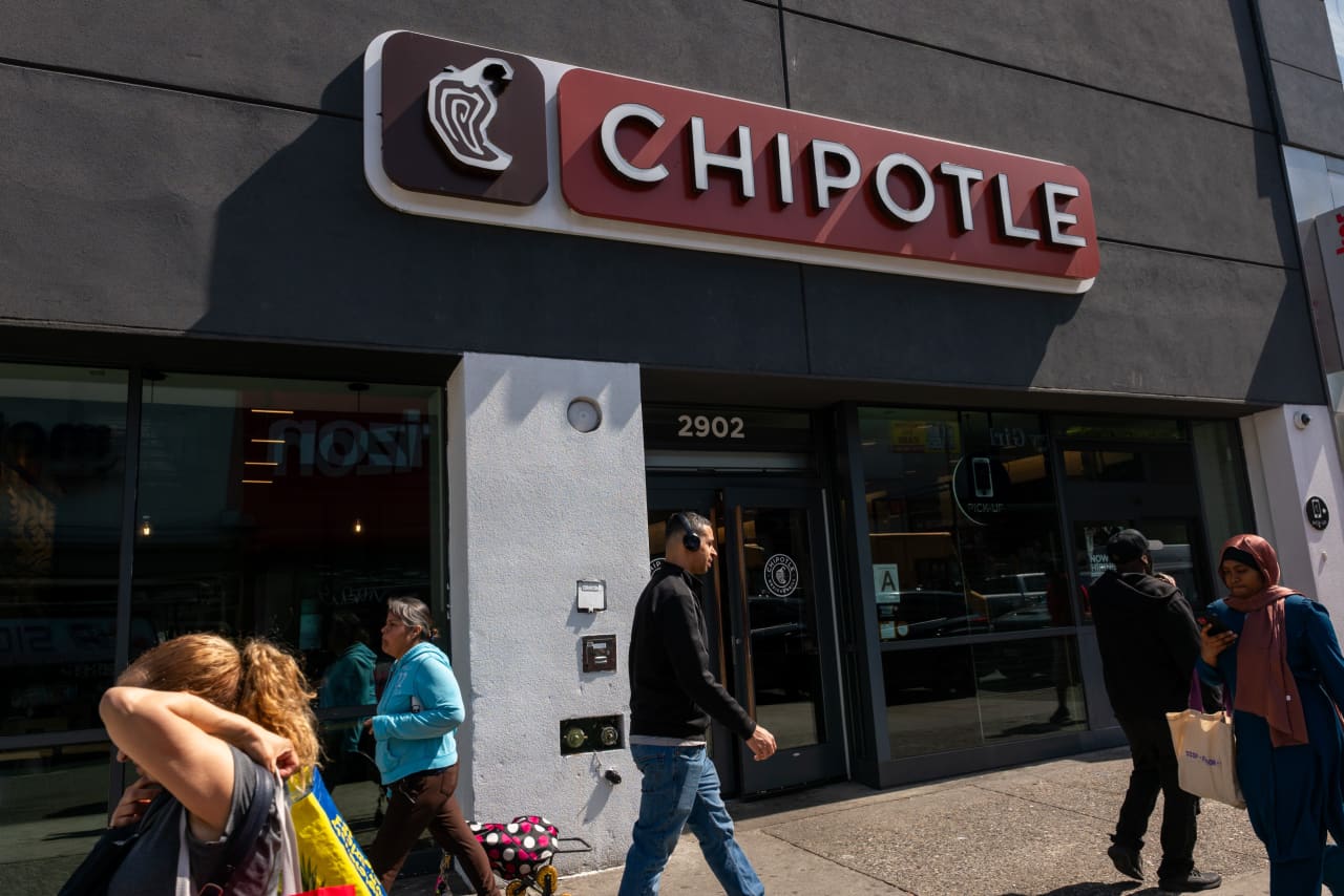 Chipotle expects modestly higher sales this year as drive-thru ‘Chipotlanes’ come to more stores — Boston Dining news
